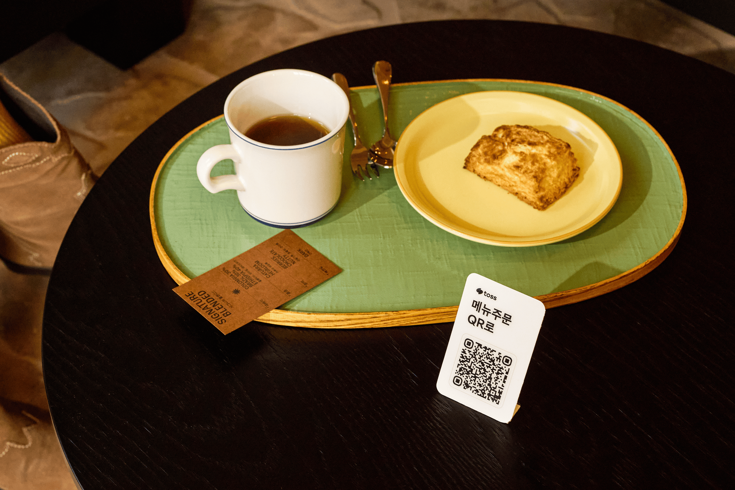 카페 테이블에 놓인 QR 주문 스티커